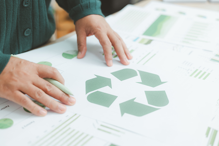 Recyclingsymbole auf einem Blatt Papier