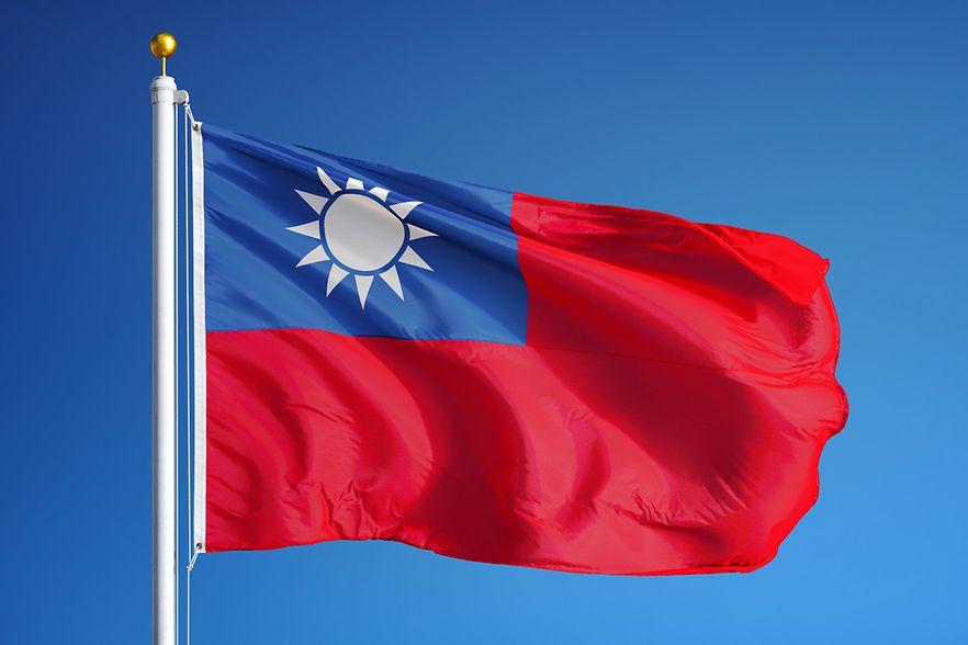 Die Flagge von Taiwan weht im Wind vor einem blauen Himmel
