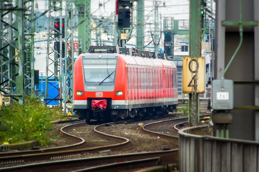 einfahrender Zug am Bahnhof