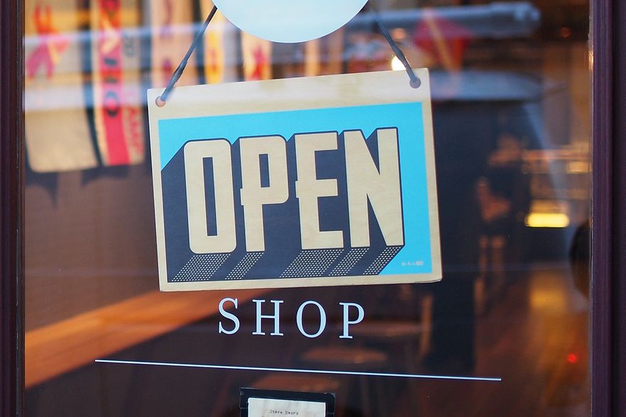 Ladent&uuml;r mit der Aufschrift "Open Shop"