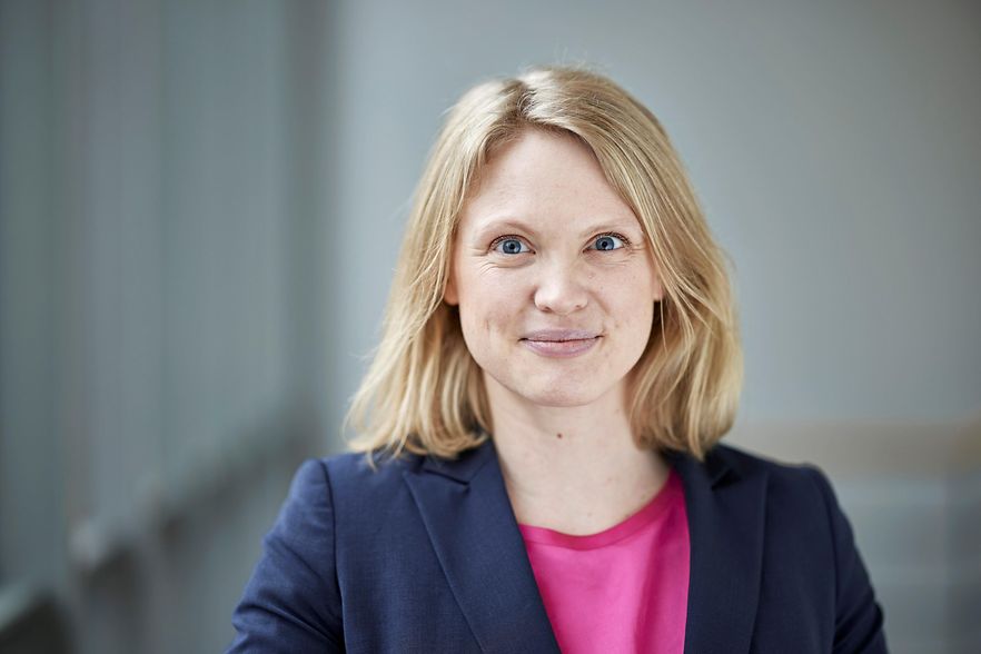 Frau l&auml;chelt in Kamera