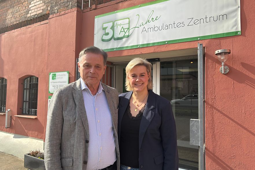 Ein Mann und eine Frau stehen vor einem Geb&auml;ude. 