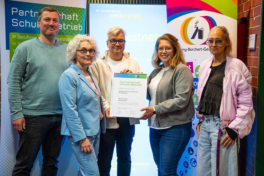 Gruppenbild mit Partnerschafts-Urkunde