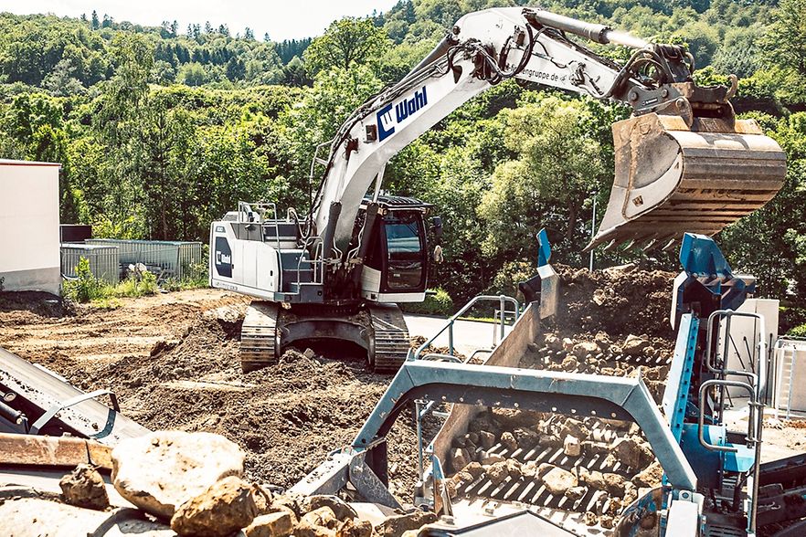 Ein Bagger steht auf einer Baustelle