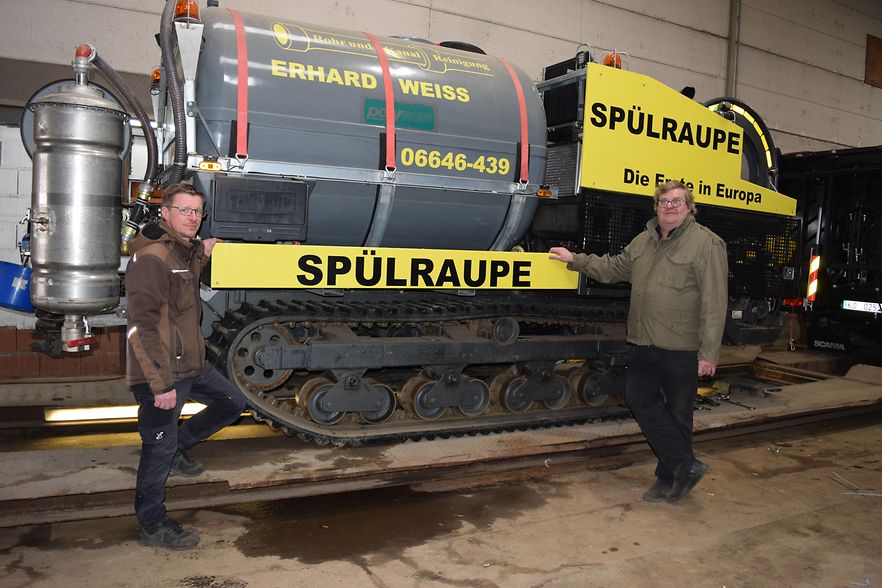 2 M&auml;nner stehten vor gro&szlig;er Raupe