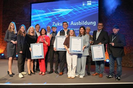 Die Preistr&auml;gerinnen und Preistr&auml;ger auf der B&uuml;hne. 