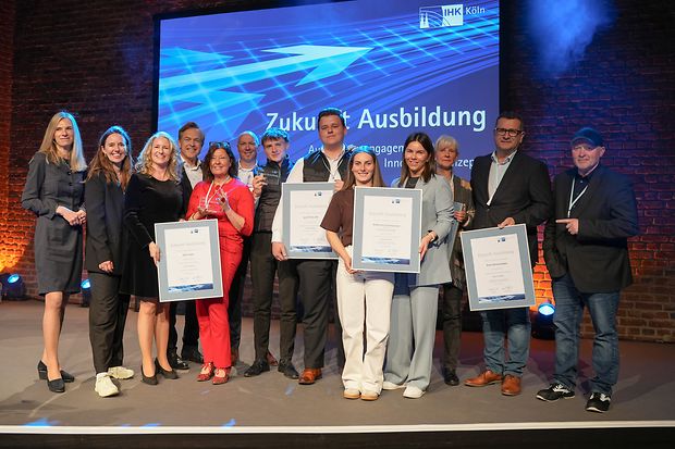 Die Preistr&auml;gerinnen und Preistr&auml;ger auf der B&uuml;hne. 