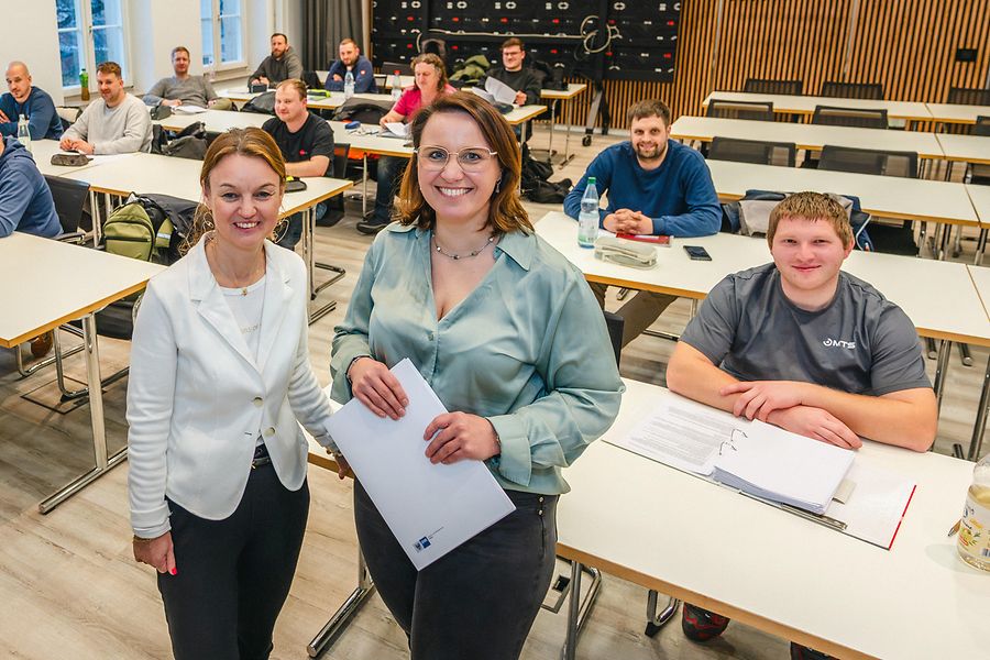Manuela Glühmann und Susanne Schneider von der IHK Cottbus zusammen mit Markus Heger.