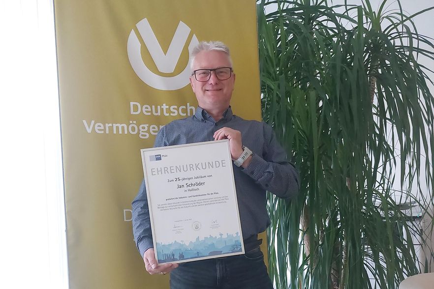 Jan Schr&ouml;der mit seiner Jubil&auml;umsurkunde.