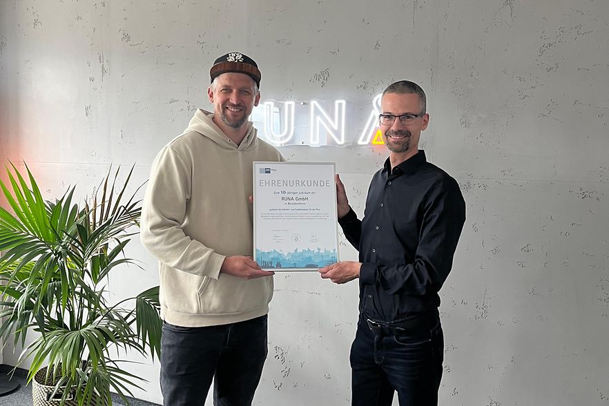 Andreas Neufeld und Frank Panizza mit der IHK-Ehrenurkunde
