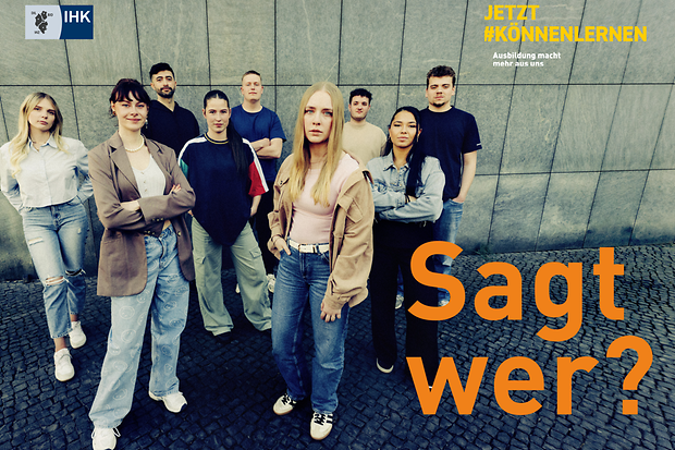 Eine Gruppe junger Menschen und der Schriftzug Sagt wer.