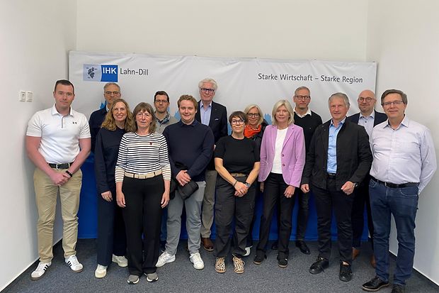 Die Mitglieder des Handelsausschusses auf einem Gruppenfoto.