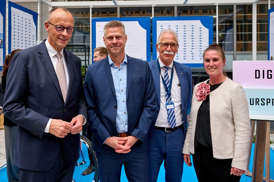 Foto mit Vertretern aus Politik und Wirtschaft