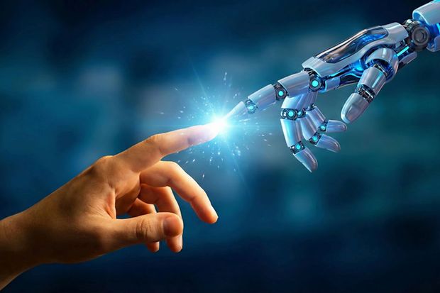 Roboterhand und menschliche Hand berühren sich am Zeigefinger