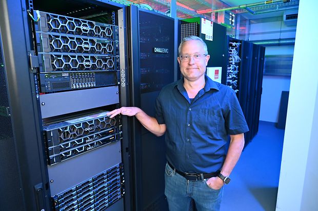 Ein Mann in einem Serverraum.