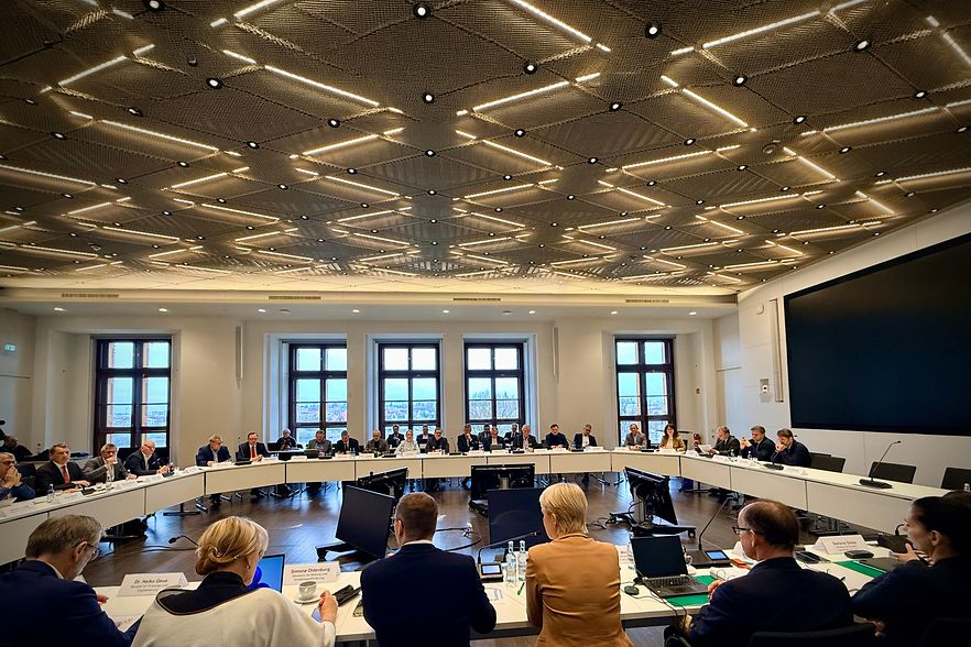 Blick in einen vollen Tagungsraum
