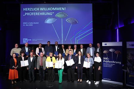 Personen stehen mit Urkunden auf der B&uuml;hne
