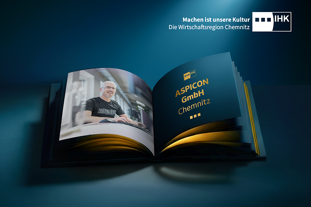 Aufgeschlagenes Buch mit Text und Bildern