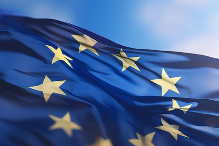Fahne der Europ&auml;ischen Union weht im Wind