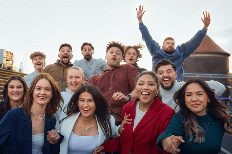viele lachende junge Menschen