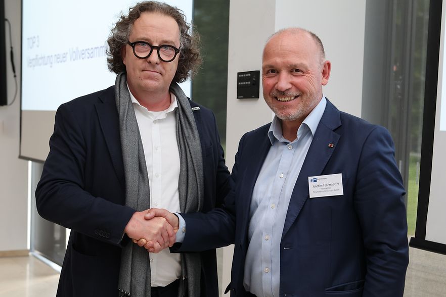 Baumg&uuml;rtel Fehrenk&ouml;tter bei Handschlag.
