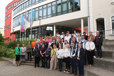 Gruppenbild vor dem IHK-Geb&auml;ude