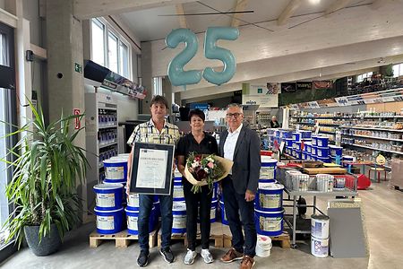 Richard Brunner, Manuela Fischer und Franz Fischer mit der IHK-Ehrenurkunde zum Firmenjubil&auml;um