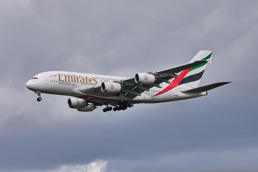 Ein Airbus der Airline Emirates im Landeanflug
