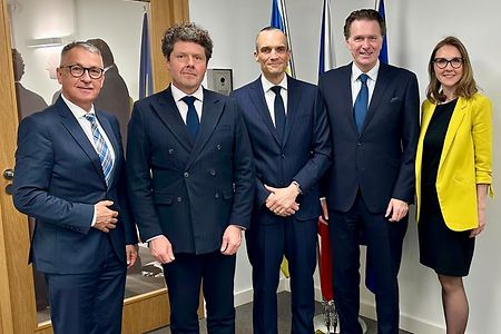 Mitarbeiter der IHK Regensburg und der Botschafter der Tschechischen Republik beim Treffen in Berlin