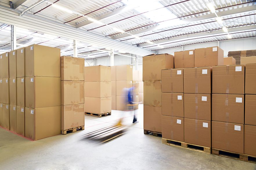 Industrielager mit Kartons