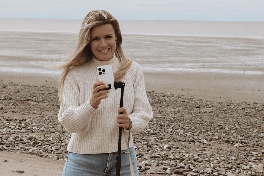 Katja Clausen von JobSnaps NF filmt am Strand