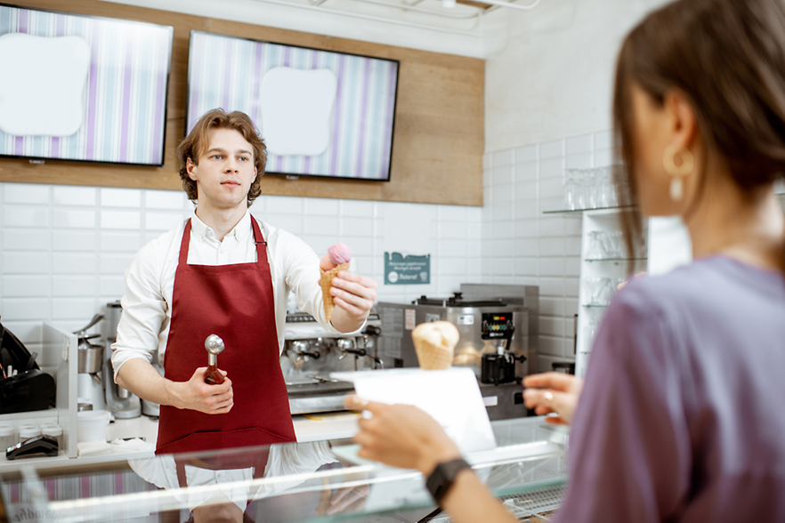 junger Mann verkauft Eis