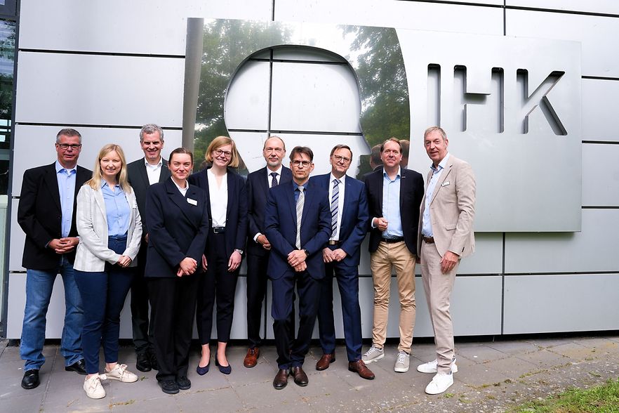 Delegation vor dem IHK-Geb&auml;ude der Zweigstelle in Paderborn