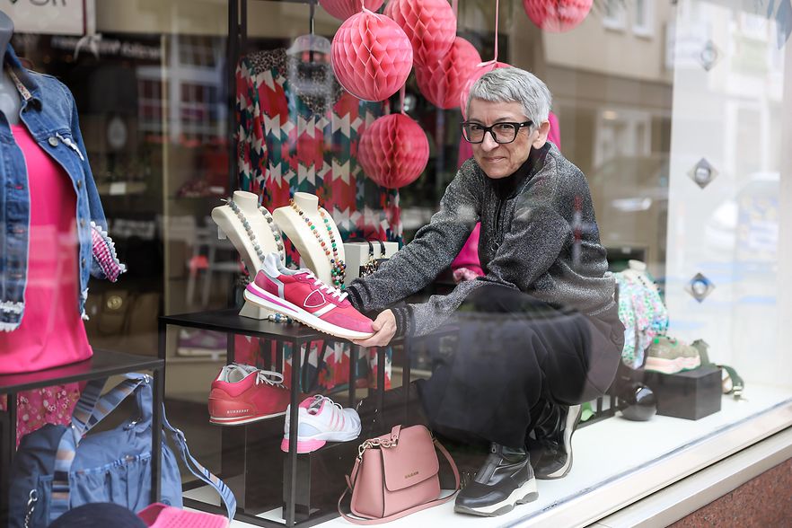 Schaufenster des Gesch&auml;fts Wundervoll, im Schaufenster: Karin Wahl