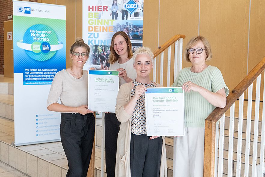 Gruppenbild mit Partnerschaftsurkunden