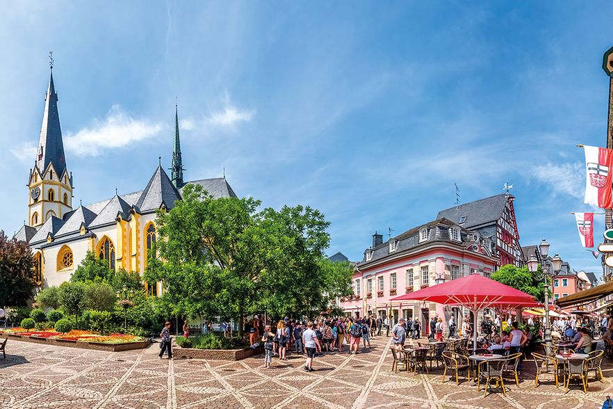 Innenstadt mit vielen Menschen und Au&szlig;engastronomie