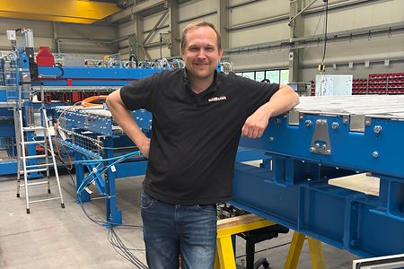 Torge Andresen steht angelehnt an eine Maschine.