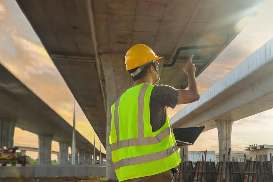 Baustelle an einer Br&uuml;cke, Bauarbeiter im Vordergrund