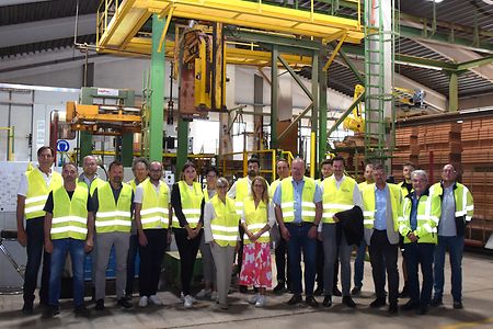 Teilnehmer des Treffens Energiequalit&auml;tszirkel in einer Maschinenhalle von Schlagmann-Poroton