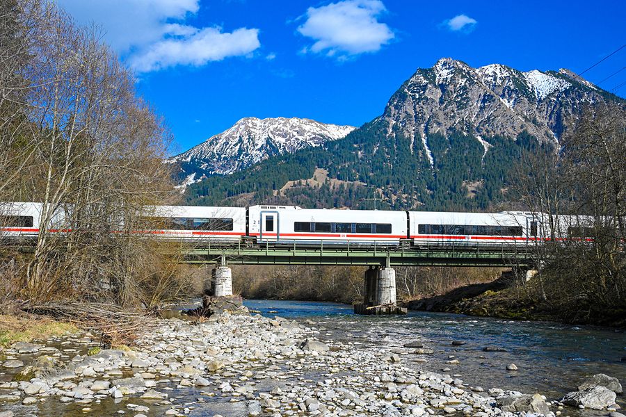 ICE fährt über Brücke durch die Berge