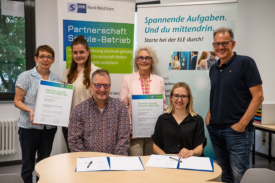 Der Schulleiter und die Personalleiterin unterzeichnen eine Vereinbarung in der IHK-Partnerschaft Schule-Betrieb