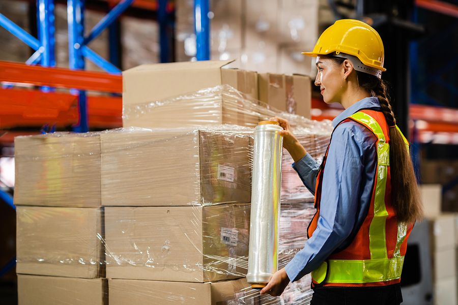 Lagermitarbeiterin verpackt Ware