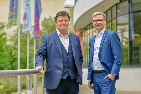 IHK Hauptgesch&auml;ftsf&uuml;hrer Prof Brockmeier und IHK Pr&auml;sident Sascha Gl&auml;&szlig;er vor dem Geb&auml;ude der IHK Halle-Dessau