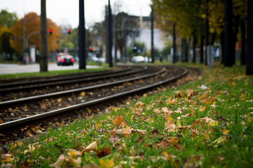 Schienen einer Bahn sowie ein Fahrstreifen mit Fahrzeugen