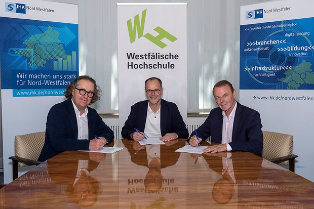 Baumg&uuml;rtel, Kriegesmann, Jaeckel bei Unterzeichnung am Tisch