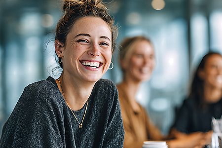 Frauen Gr&uuml;nden lachen B&uuml;ro