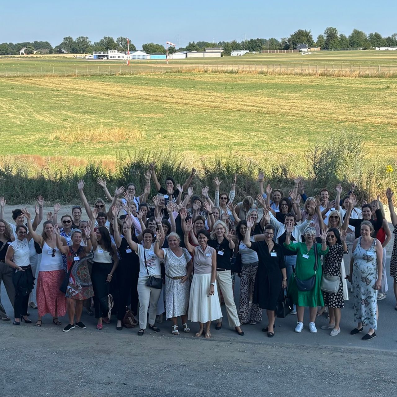 Gruppenbild der Business Women IHK Aachen beim Besuch des Forschungsflugplatzes Aachen-Merzbrück.
