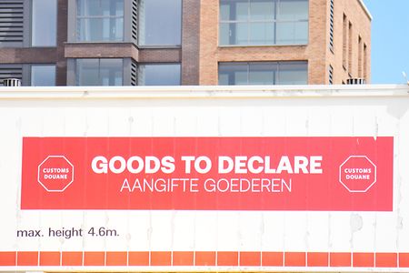 Schild mit Aufschrift Goods to declare