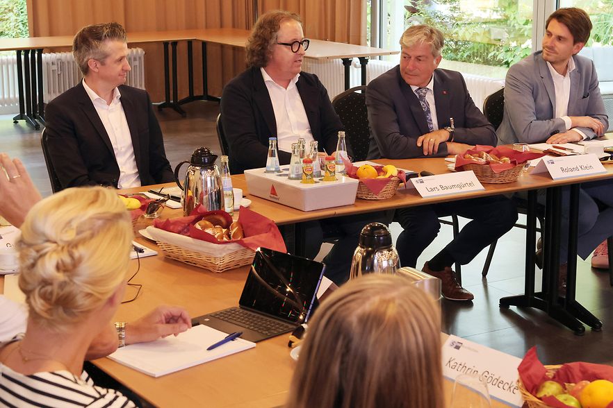 Schulte, Baumg&uuml;rtel, Klein, H&ouml;ller am Besprechungstisch.