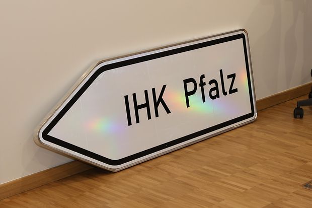 Straßenschild IHK Pfalz